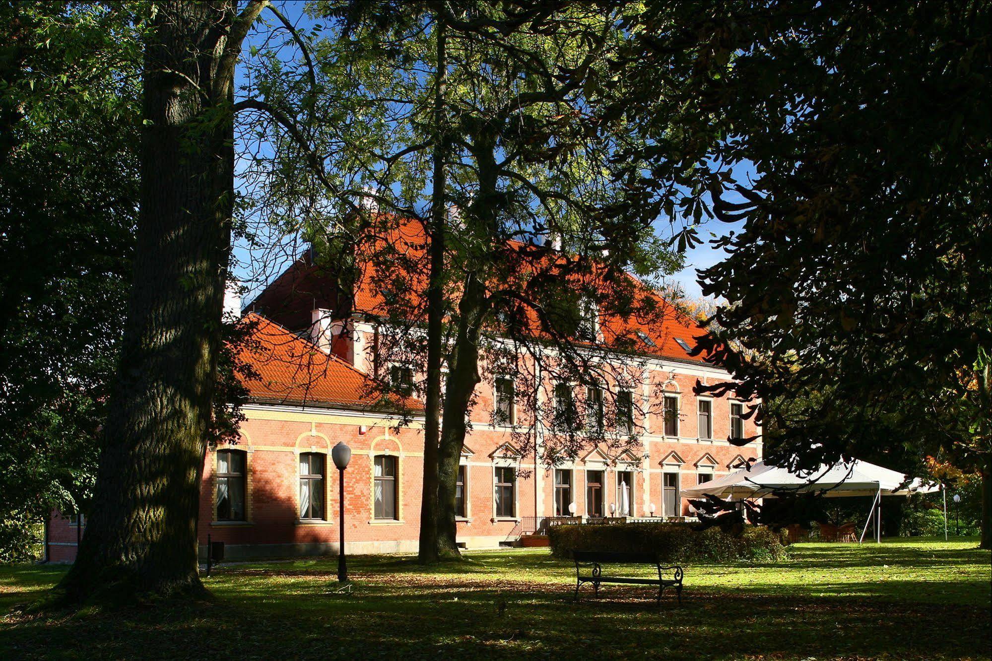 Lezno Palace Exterior photo