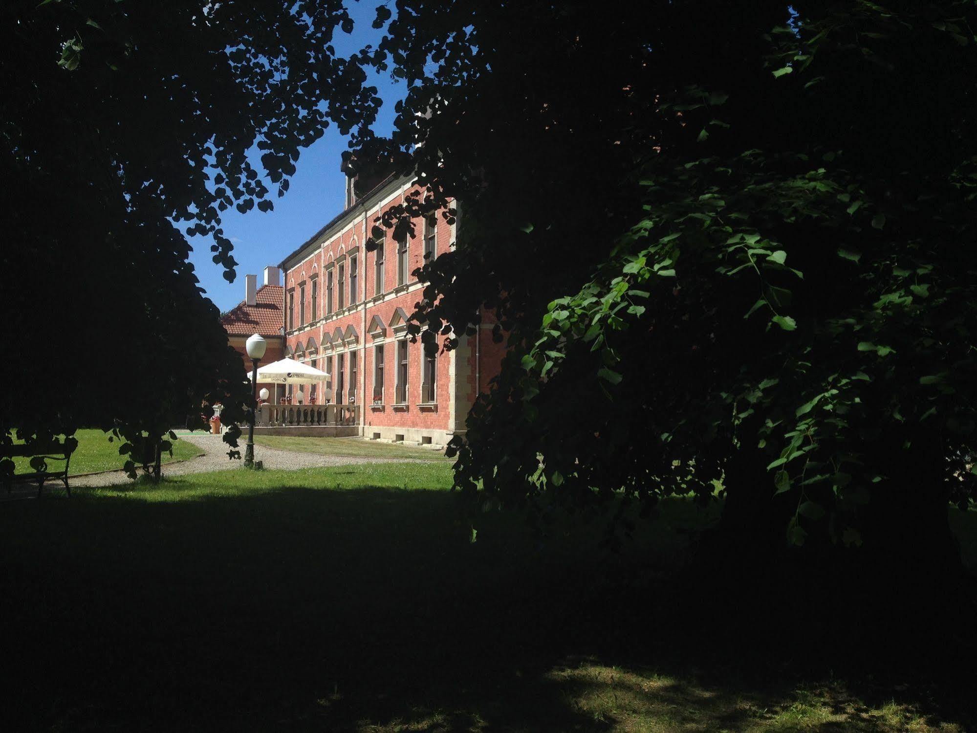 Lezno Palace Exterior photo