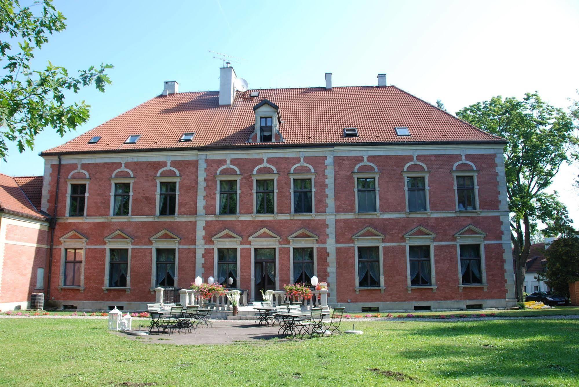 Lezno Palace Exterior photo